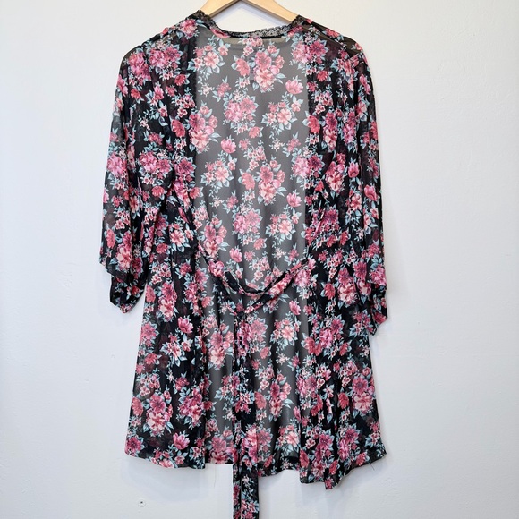 F21 | Moody Floral Sheer Lace Trim Belted Lingerie Mini Robe - Picture 4 of 15